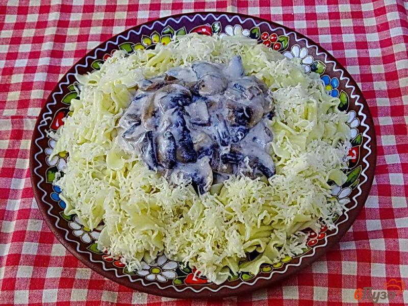 Фото приготовление рецепта: Паста с сыром и грибным соусом шаг №8