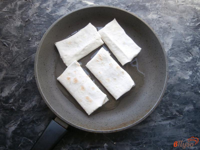 Фото приготовление рецепта: Конвертики из лаваша с помидорами и сыром шаг №7