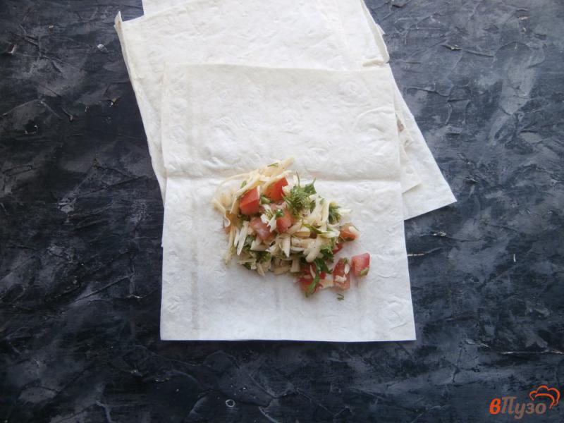 Фото приготовление рецепта: Конвертики из лаваша с помидорами и сыром шаг №4