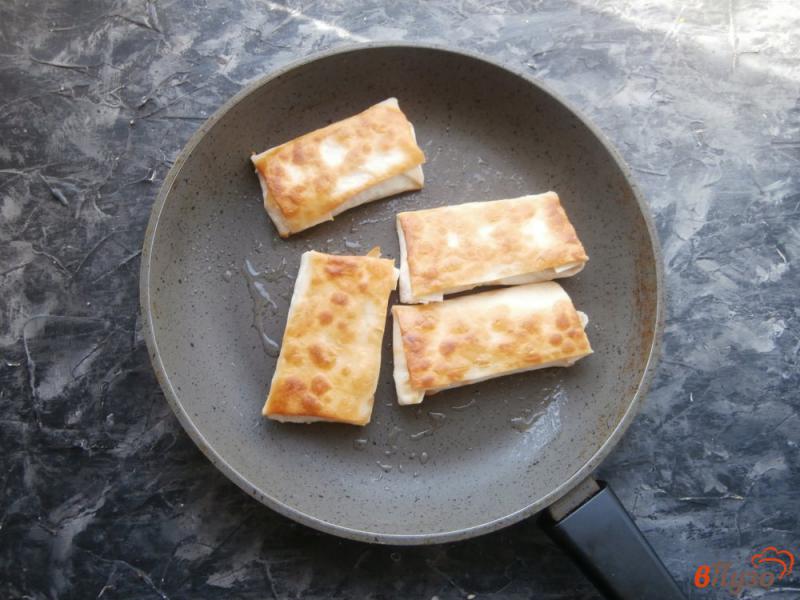 Фото приготовление рецепта: Конвертики из лаваша с помидорами и сыром шаг №8