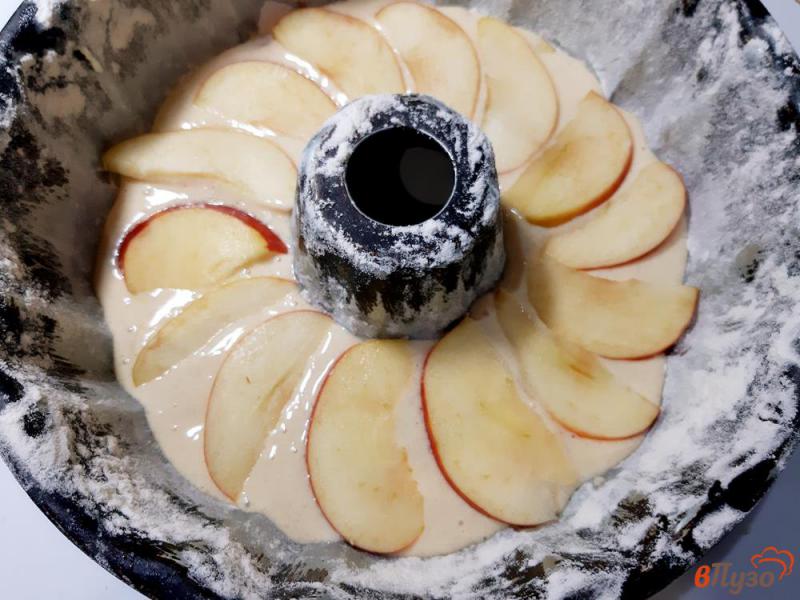 Фото приготовление рецепта: Шарлотка двойная с яблоками шаг №12