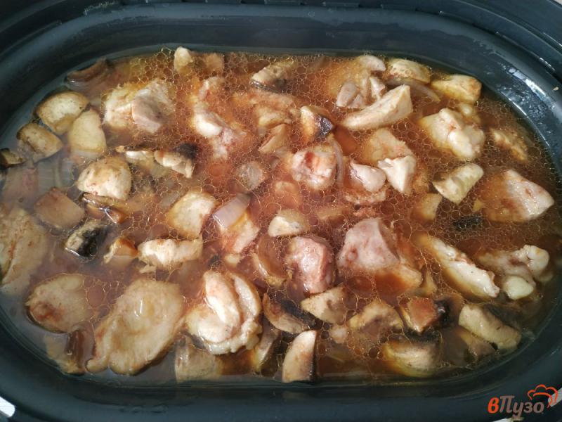 Фото приготовление рецепта: Куриный гуляш с грибами в пароварке шаг №7
