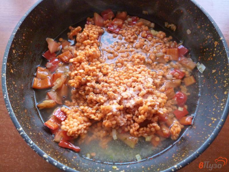 Фото приготовление рецепта: Красная чечевица с овощами шаг №4