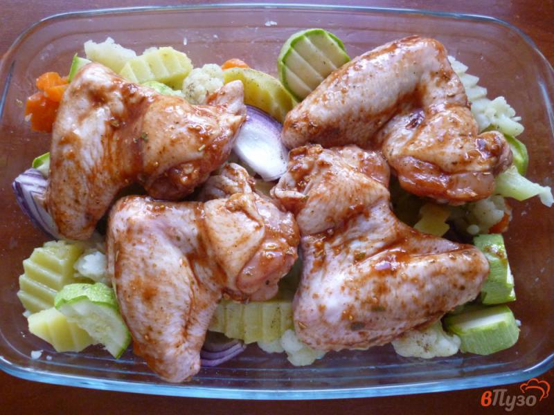 Фото приготовление рецепта: Запечённые куриные крылья с овощами шаг №7