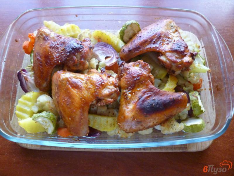 Фото приготовление рецепта: Запечённые куриные крылья с овощами шаг №8