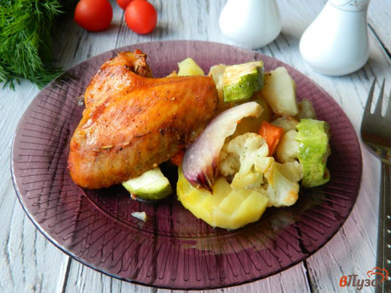 Фото приготовление рецепта: Запечённые куриные крылья с овощами шаг №9