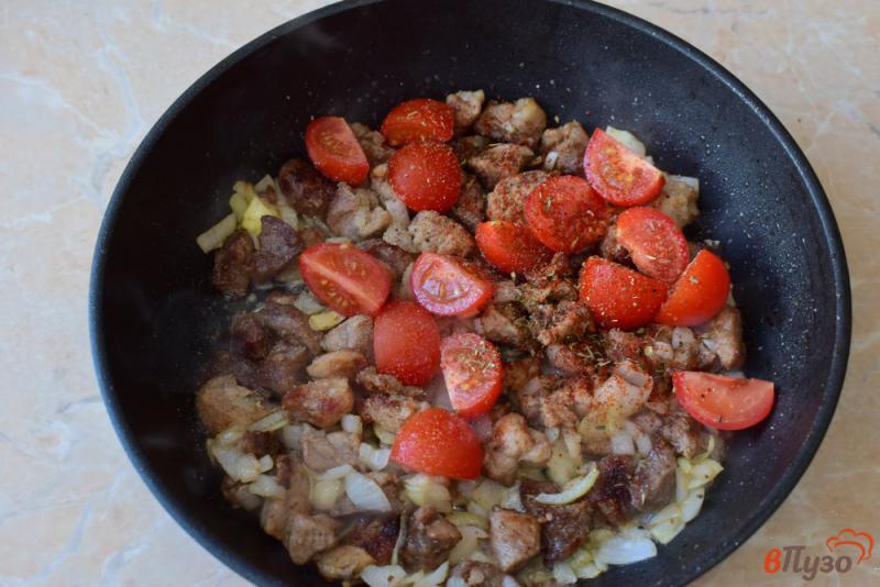 Фото приготовление рецепта: Мясная подлива с луком и помидорами шаг №5