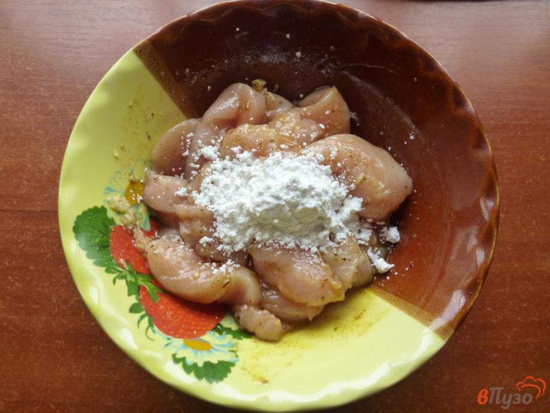 Фото приготовление рецепта: Куриное филе жареное в яичном белке шаг №3