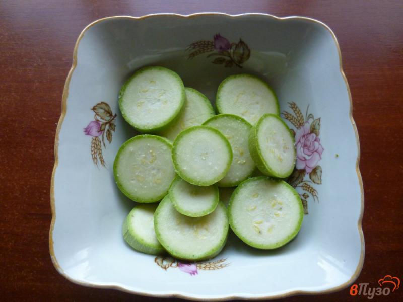 Фото приготовление рецепта: Жареные кабачки со сметанным соусом шаг №1