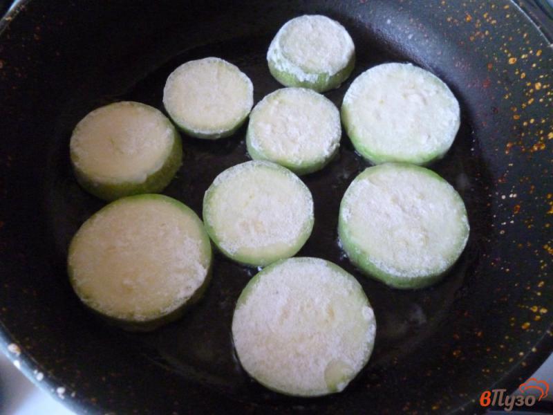 Фото приготовление рецепта: Жареные кабачки со сметанным соусом шаг №3