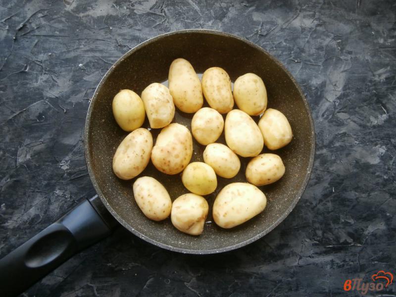 Фото приготовление рецепта: Жареный молодой картофель с чесноком шаг №2