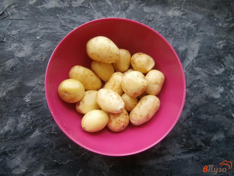 Фото приготовление рецепта: Жареный молодой картофель с чесноком шаг №1