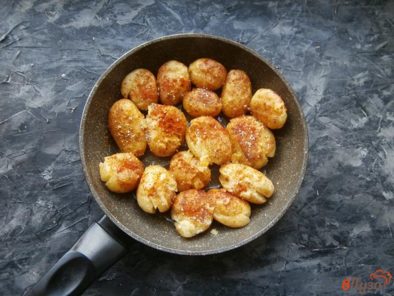 Фото приготовление рецепта: Жареный молодой картофель с чесноком шаг №3