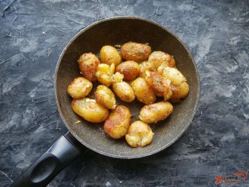 Фото приготовление рецепта: Жареный молодой картофель с чесноком шаг №5