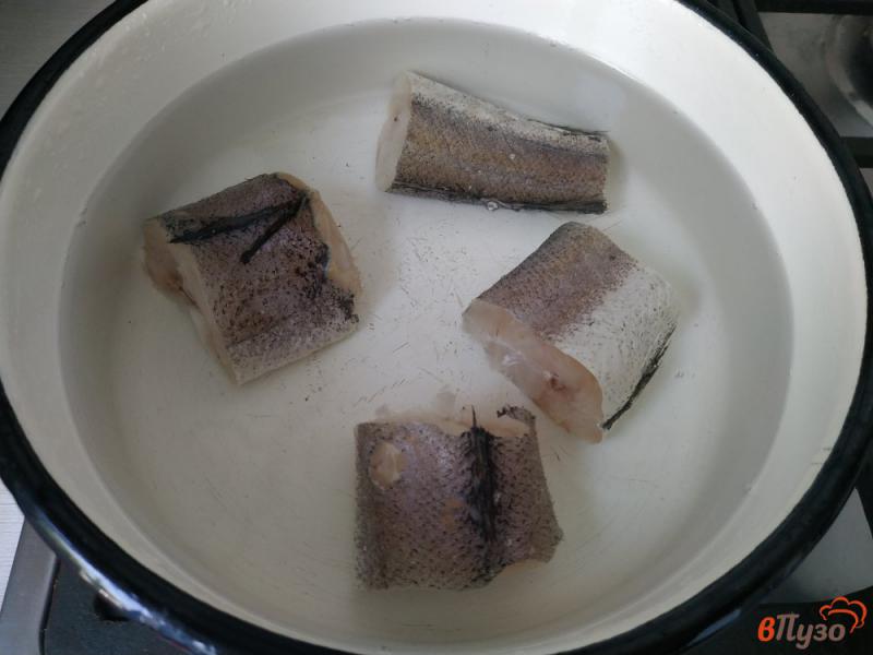 Фото приготовление рецепта: Рыбный бульон из хека шаг №2