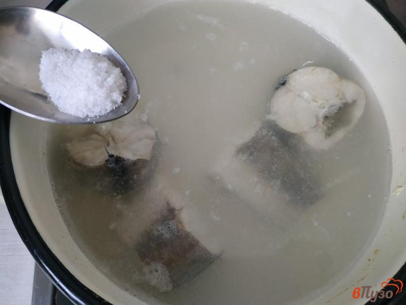 Фото приготовление рецепта: Рыбный бульон из хека шаг №3