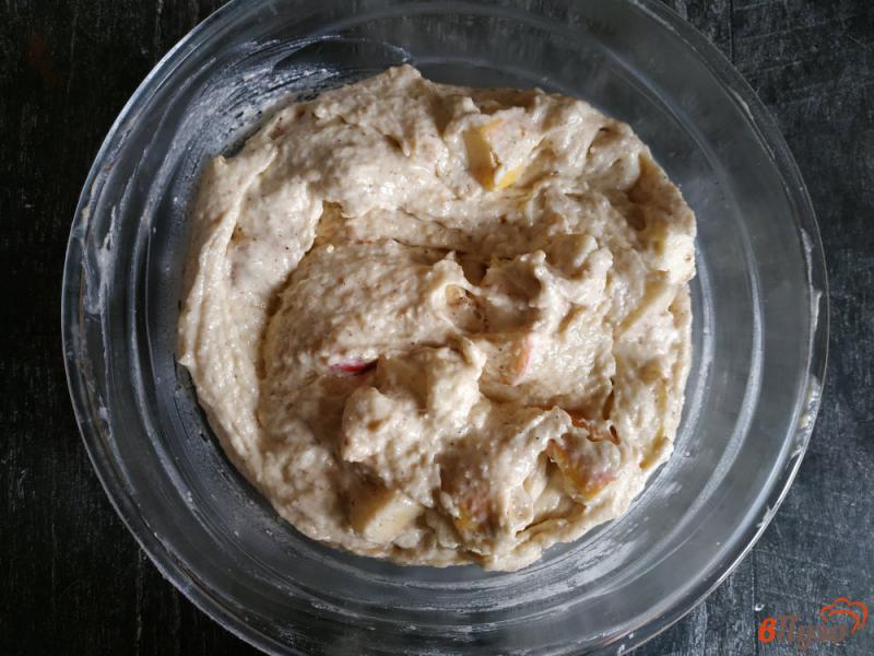 Фото приготовление рецепта: Пирог с яблоками и фундуком шаг №8