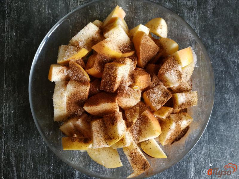 Фото приготовление рецепта: Пирог с яблоками и фундуком шаг №7