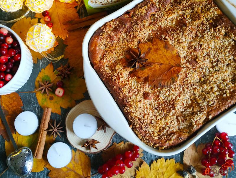 Фото приготовление рецепта: Пирог с яблоками и фундуком шаг №12