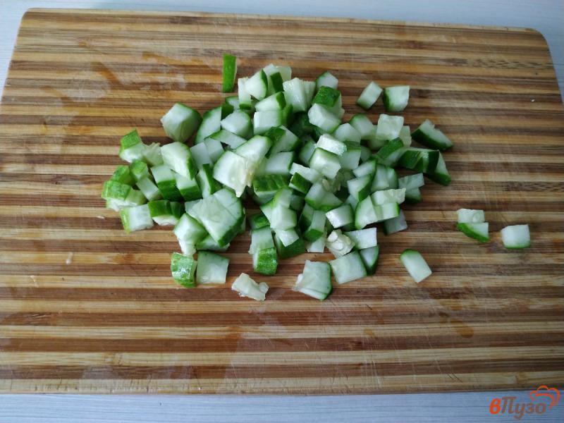Фото приготовление рецепта: Салат с языком и свежим огурцом шаг №3