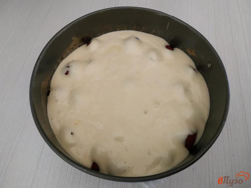 Фото приготовление рецепта: Заливной пирог с клубникой и шоколадом шаг №7