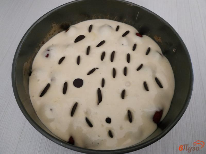 Фото приготовление рецепта: Заливной пирог с клубникой и шоколадом шаг №8