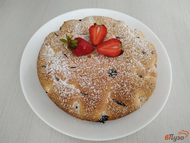 Фото приготовление рецепта: Заливной пирог с клубникой и шоколадом шаг №10