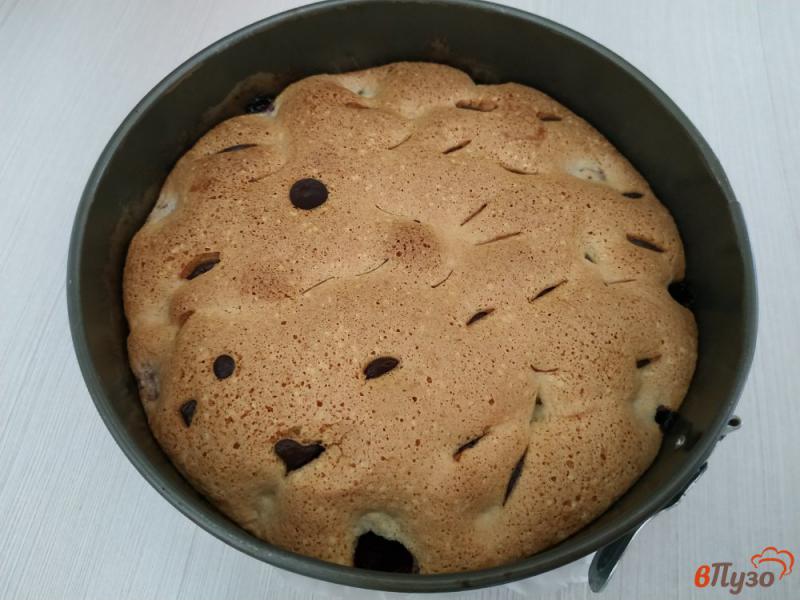 Фото приготовление рецепта: Заливной пирог с клубникой и шоколадом шаг №9