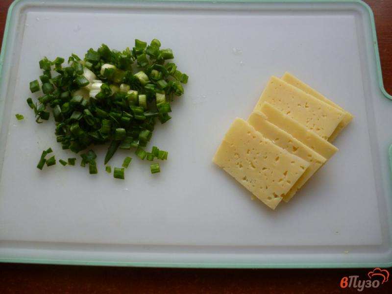 Фото приготовление рецепта: Яичница с зелёным луком и сыром шаг №1