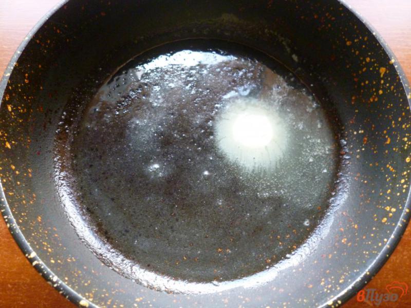 Фото приготовление рецепта: Яичница с зелёным луком и сыром шаг №2
