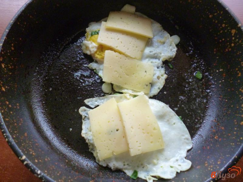Фото приготовление рецепта: Яичница с зелёным луком и сыром шаг №5