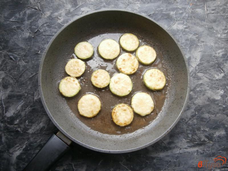 Фото приготовление рецепта: Жареные кабачки с соусом из соленого огурца и сметаны шаг №3