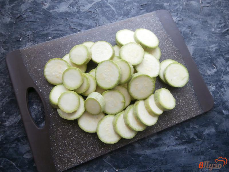 Фото приготовление рецепта: Жареные кабачки с соусом из соленого огурца и сметаны шаг №1