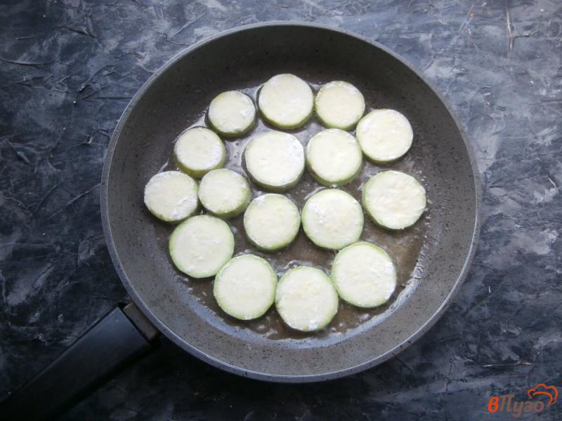 Фото приготовление рецепта: Жареные кабачки с соусом из соленого огурца и сметаны шаг №2