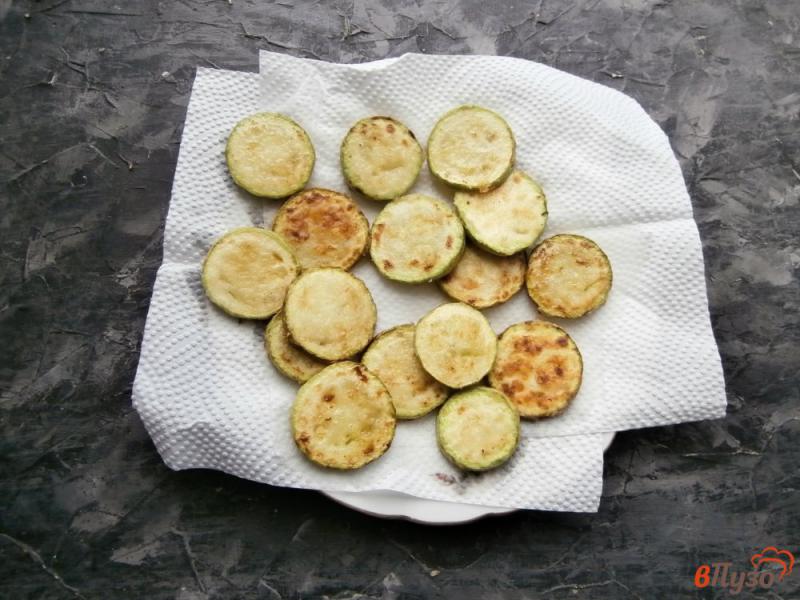 Фото приготовление рецепта: Жареные кабачки с соусом из соленого огурца и сметаны шаг №4