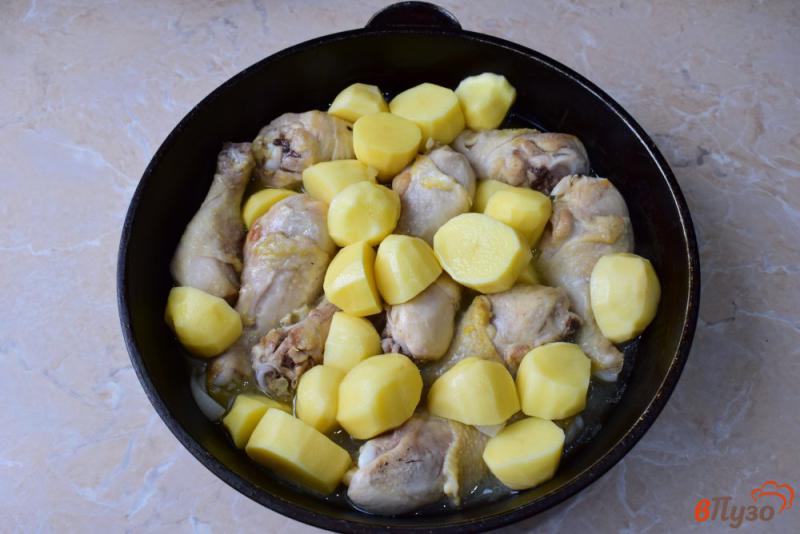 Фото приготовление рецепта: Куриные ножки с картофелем и соевым соусом шаг №3