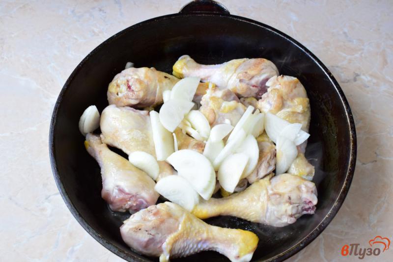 Фото приготовление рецепта: Куриные ножки с картофелем и соевым соусом шаг №2