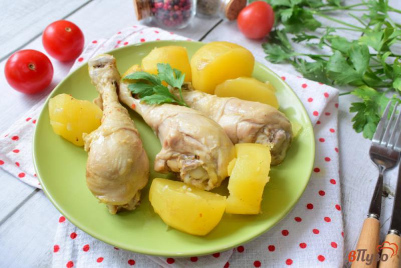 Фото приготовление рецепта: Куриные ножки с картофелем и соевым соусом шаг №5