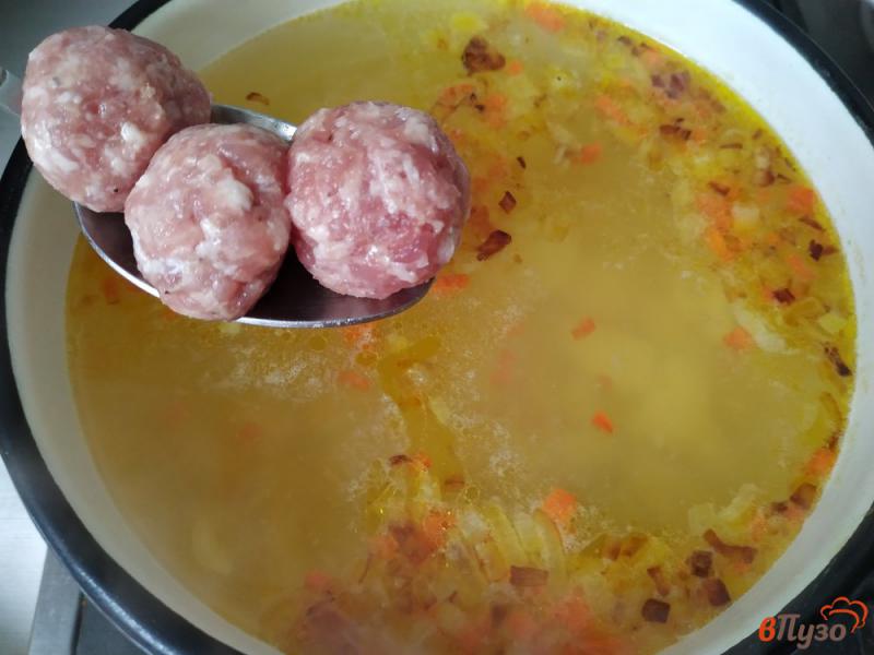 Фото приготовление рецепта: Суп с лапшой и фрикадельками шаг №7