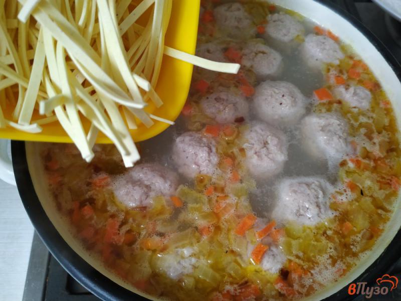 Фото приготовление рецепта: Суп с лапшой и фрикадельками шаг №8