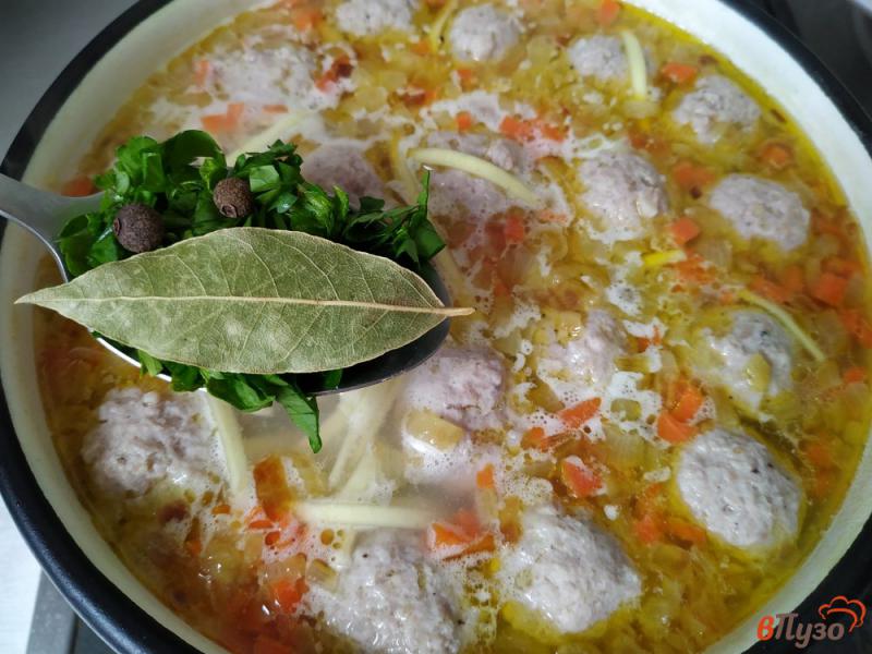 Фото приготовление рецепта: Суп с лапшой и фрикадельками шаг №9