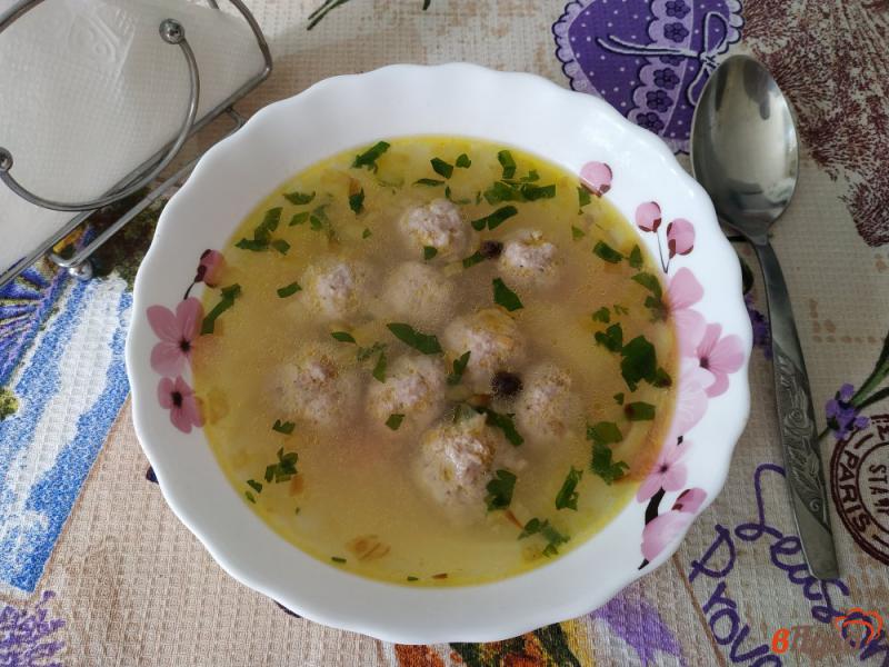Фото приготовление рецепта: Суп с лапшой и фрикадельками шаг №10