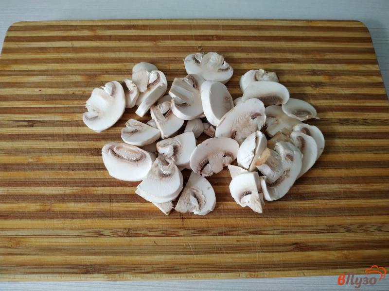 Фото приготовление рецепта: Салат с молодой капустой и жареными грибами шаг №1
