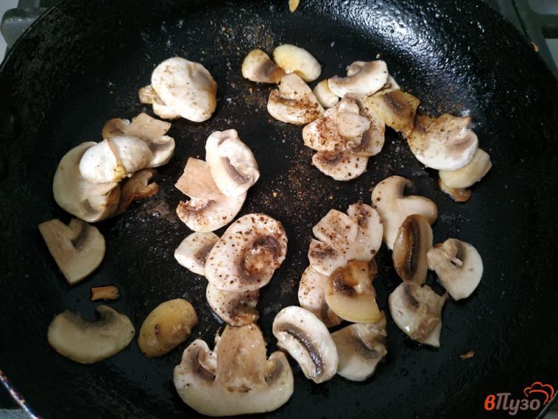 Фото приготовление рецепта: Салат с молодой капустой и жареными грибами шаг №2