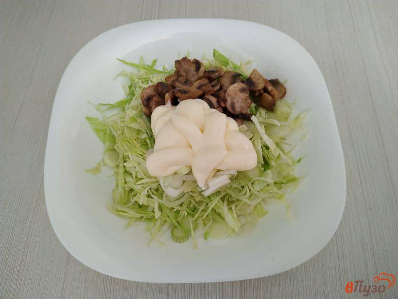Фото приготовление рецепта: Салат с молодой капустой и жареными грибами шаг №6