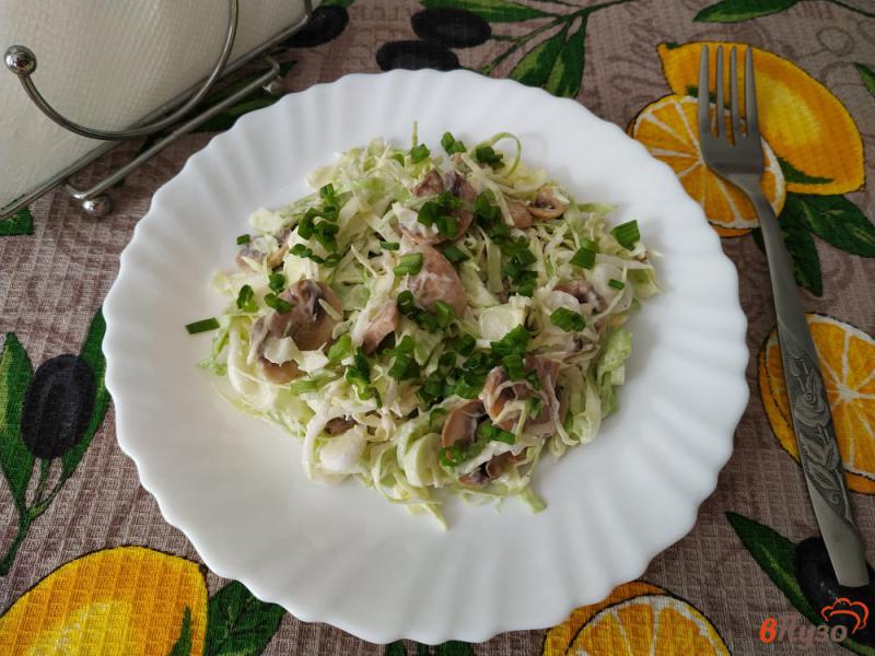 Фото приготовление рецепта: Салат с молодой капустой и жареными грибами шаг №7