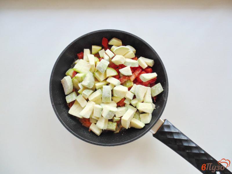Фото приготовление рецепта: Кабачки с помидорами в сметане шаг №3