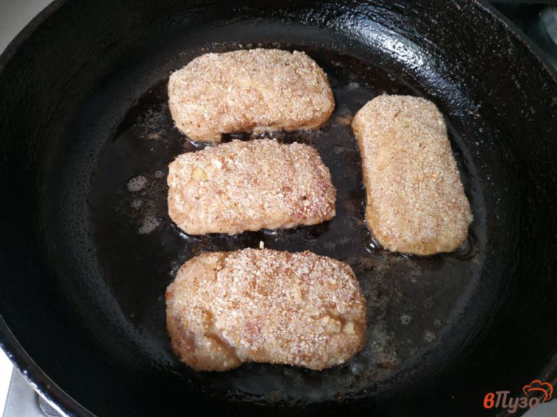 Фото приготовление рецепта: Куриные зразы со сливочным сыром шаг №8