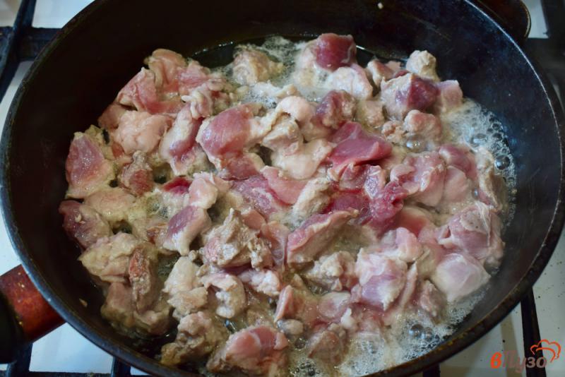 Фото приготовление рецепта: Мясная подлива в томатно-сметанном соусе шаг №1