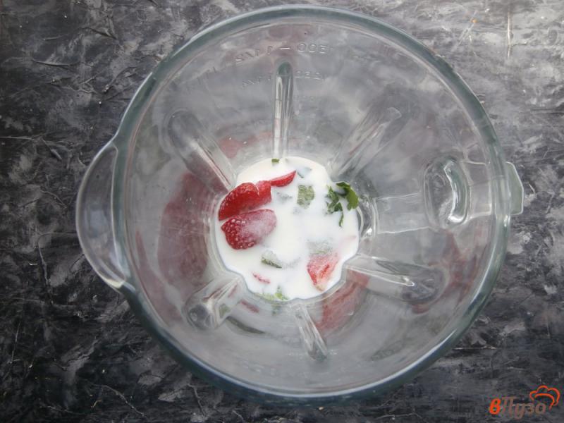 Фото приготовление рецепта: Молочный коктейль с клубникой и мятой шаг №3